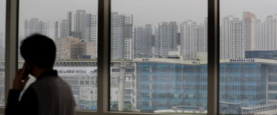 세종시 정부세종청사에서 한 공무원이 부처 간 연결통로를 지나가고 있다.<연합뉴스>